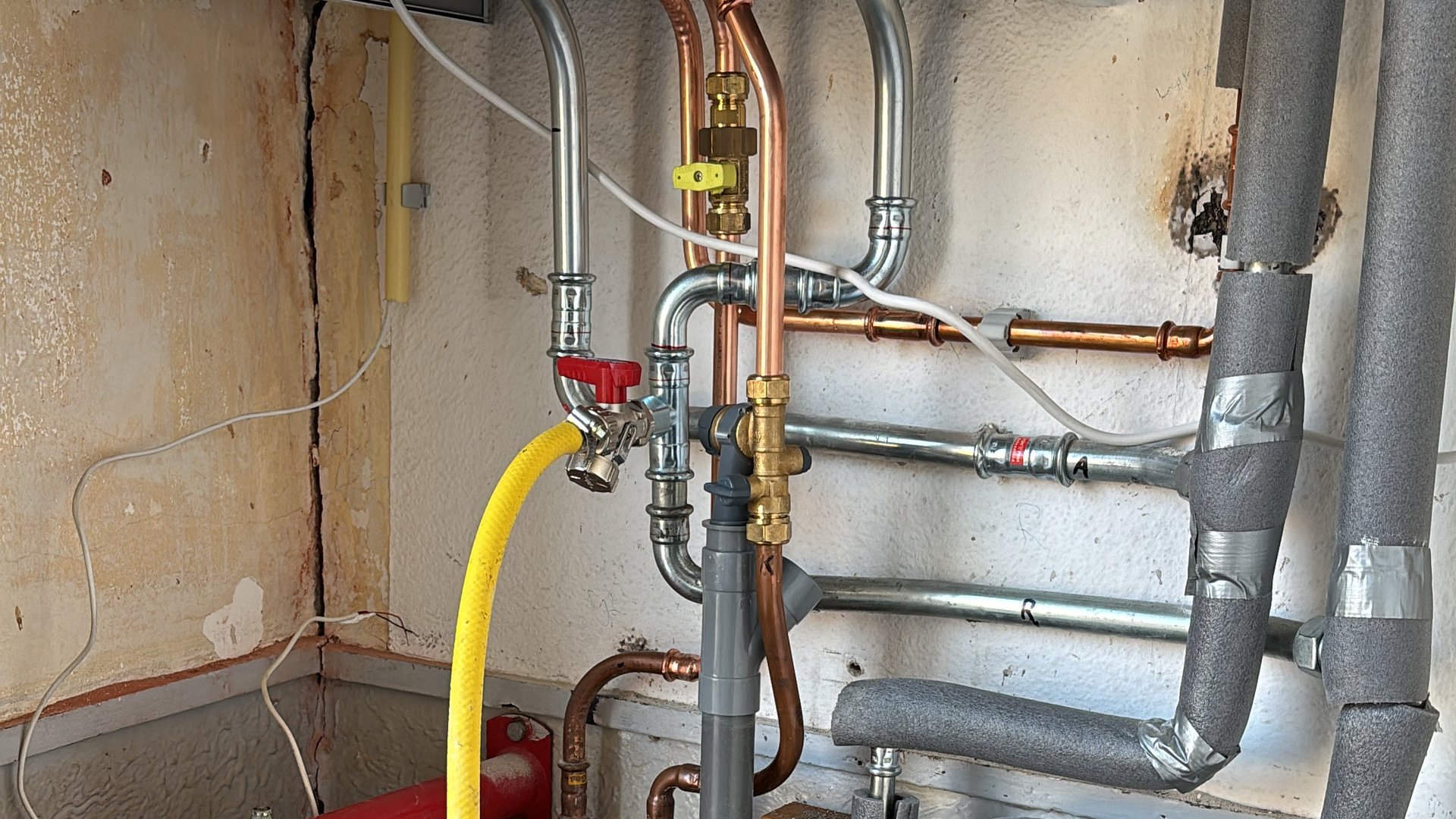 CV-ketel met leidingen gemonteerd in technische ruimte