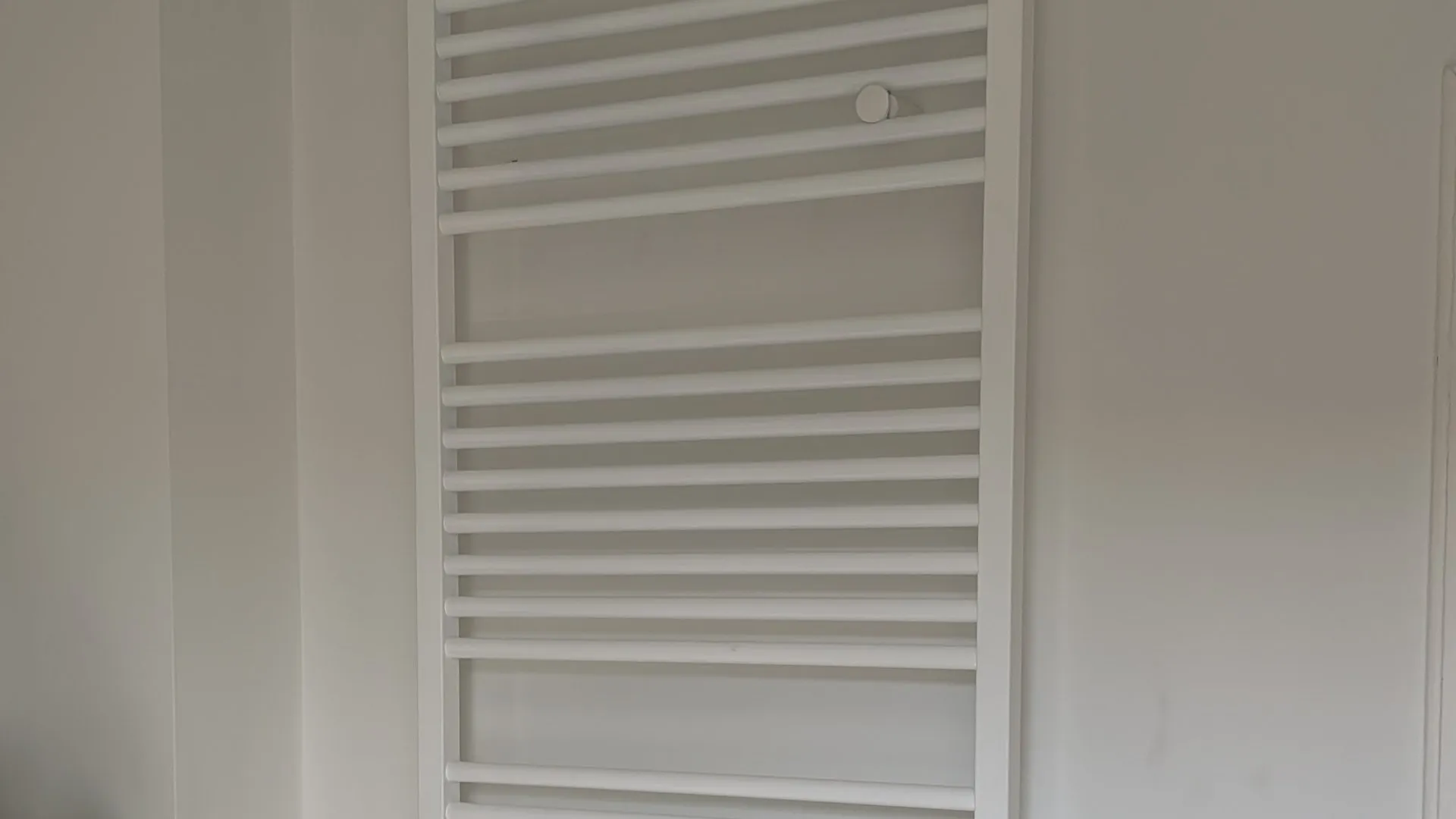 Handdoekradiator gemonteerd in badkamer
