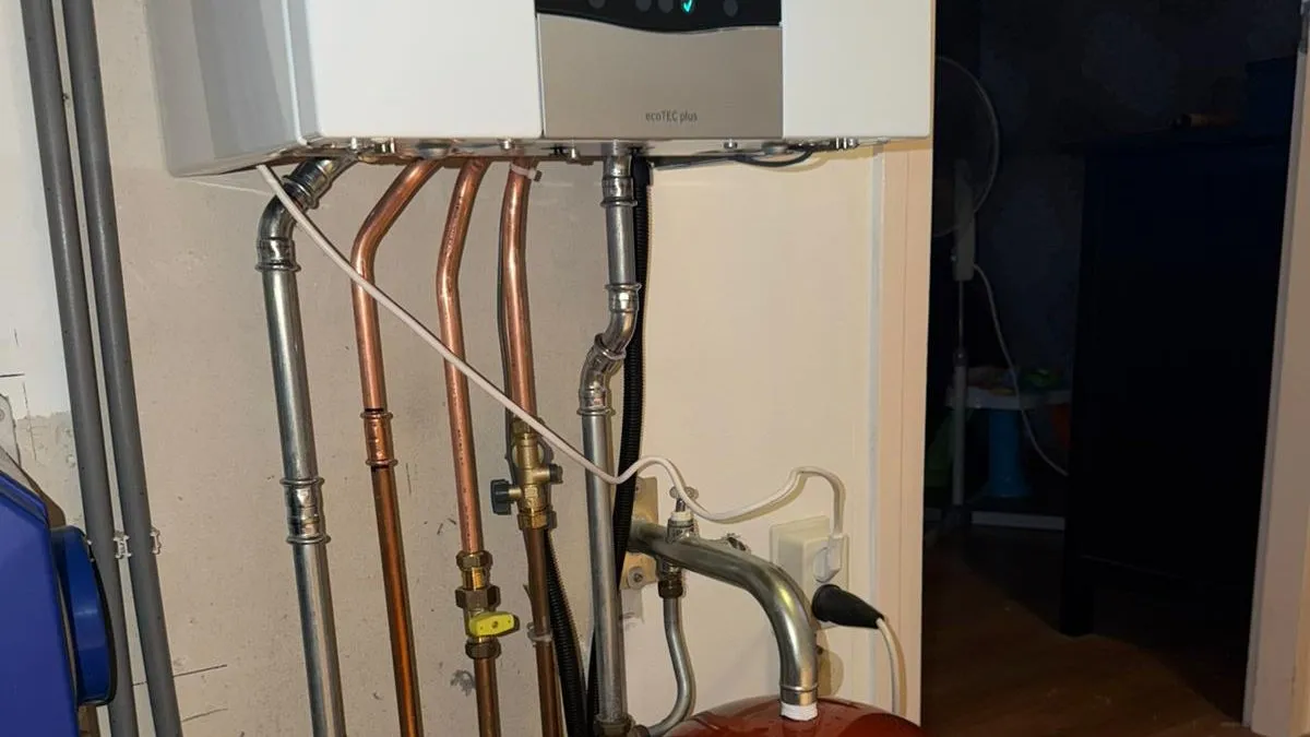 CV-ketel met storingsmelding op display en leidingen zichtbaar