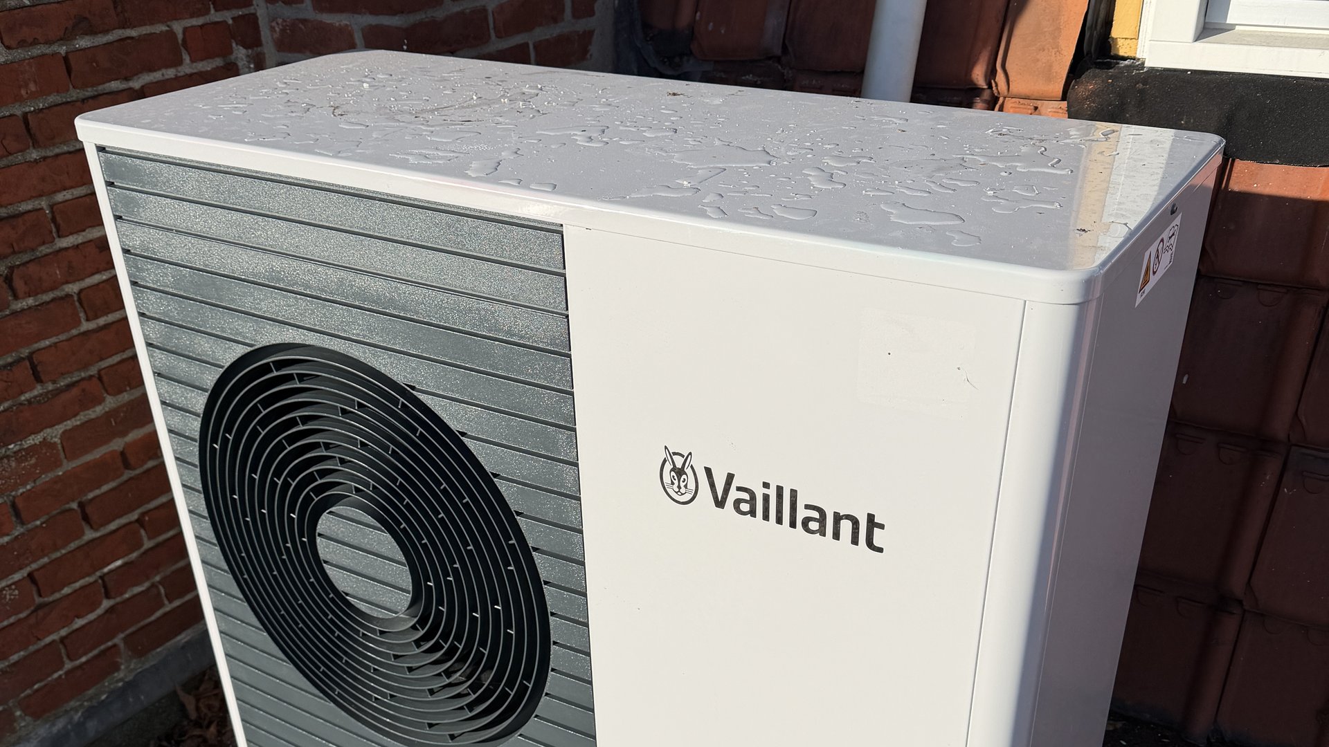 Warmtepomp buitenunit geplaatst aan woning door Van Terheijden