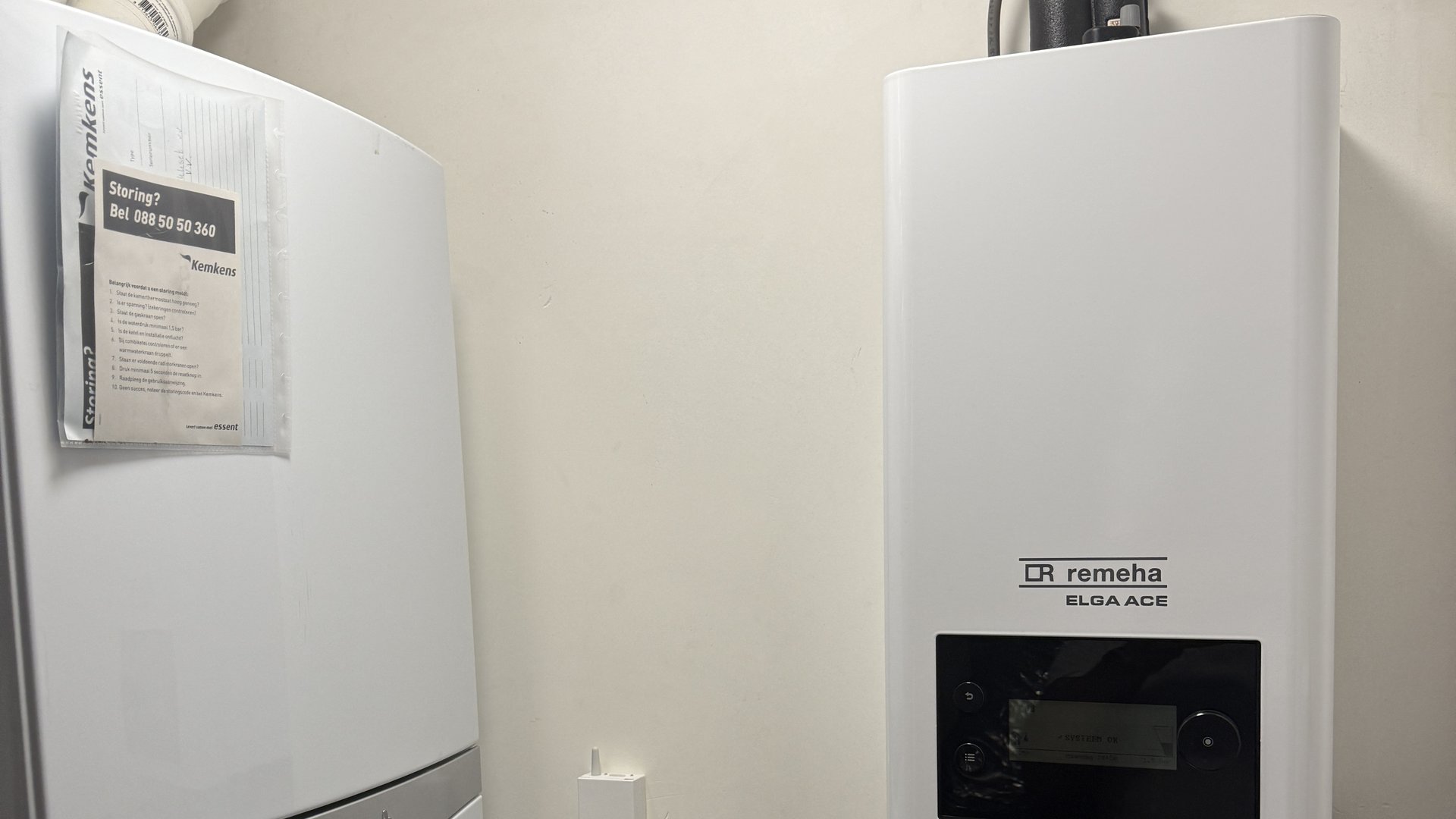 Remeha Elga ACE elektrische boiler naast Vaillant cv-ketel in stookruimte