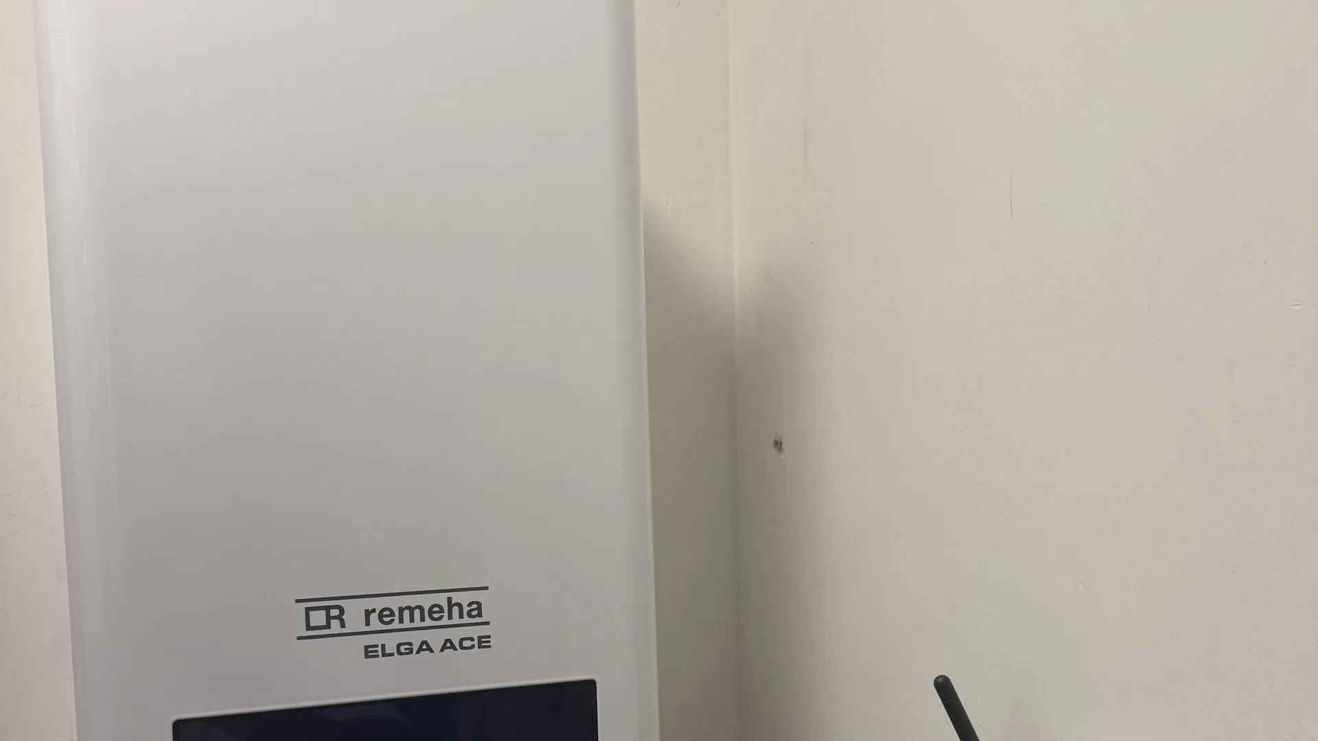 Remeha Elga ACE elektrische boiler met display en bedieningsmodule, close-up