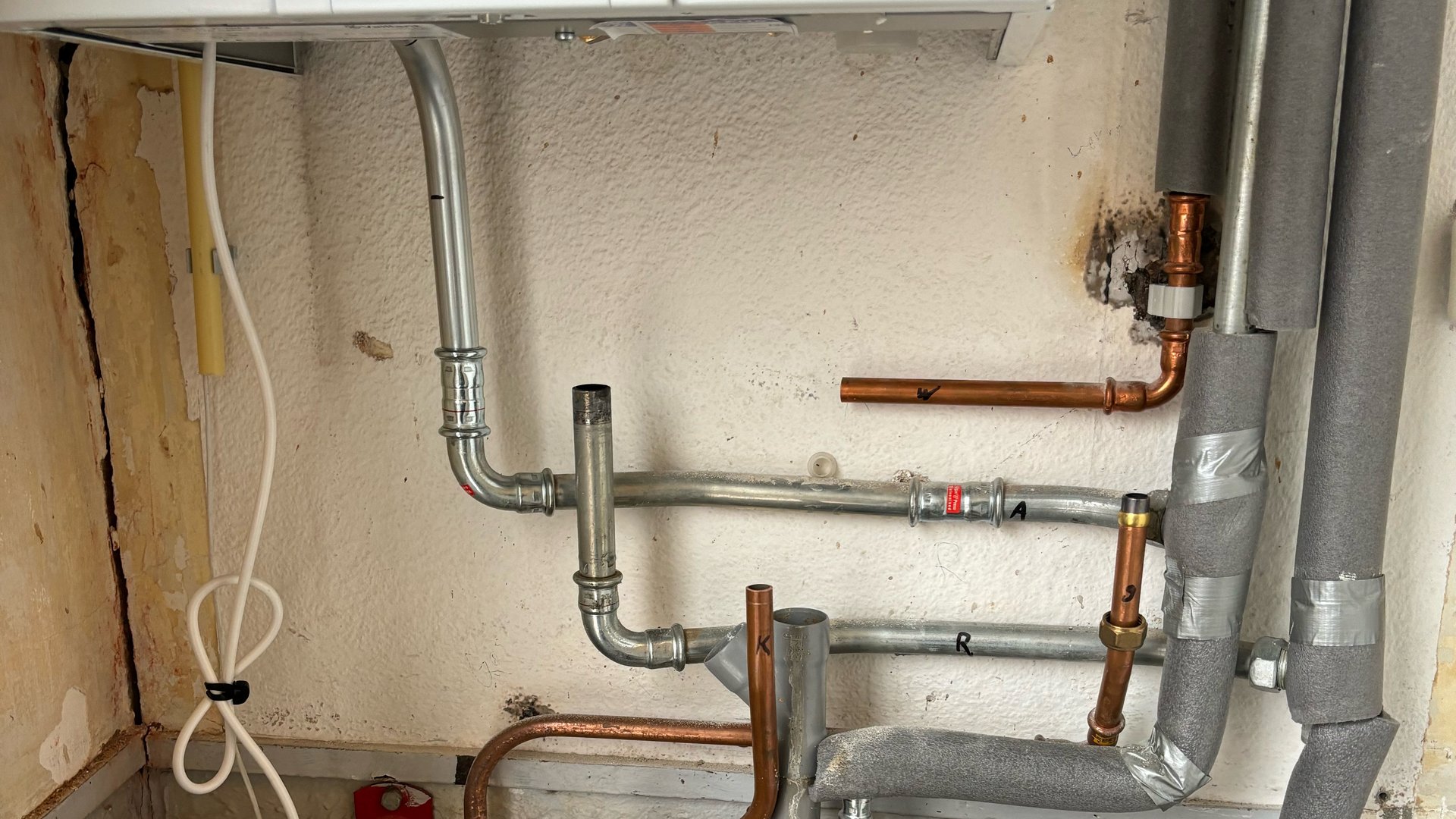 Vaillant ecoTEC Classic cv-ketel met leidingwerk, overzichtsfoto installatie