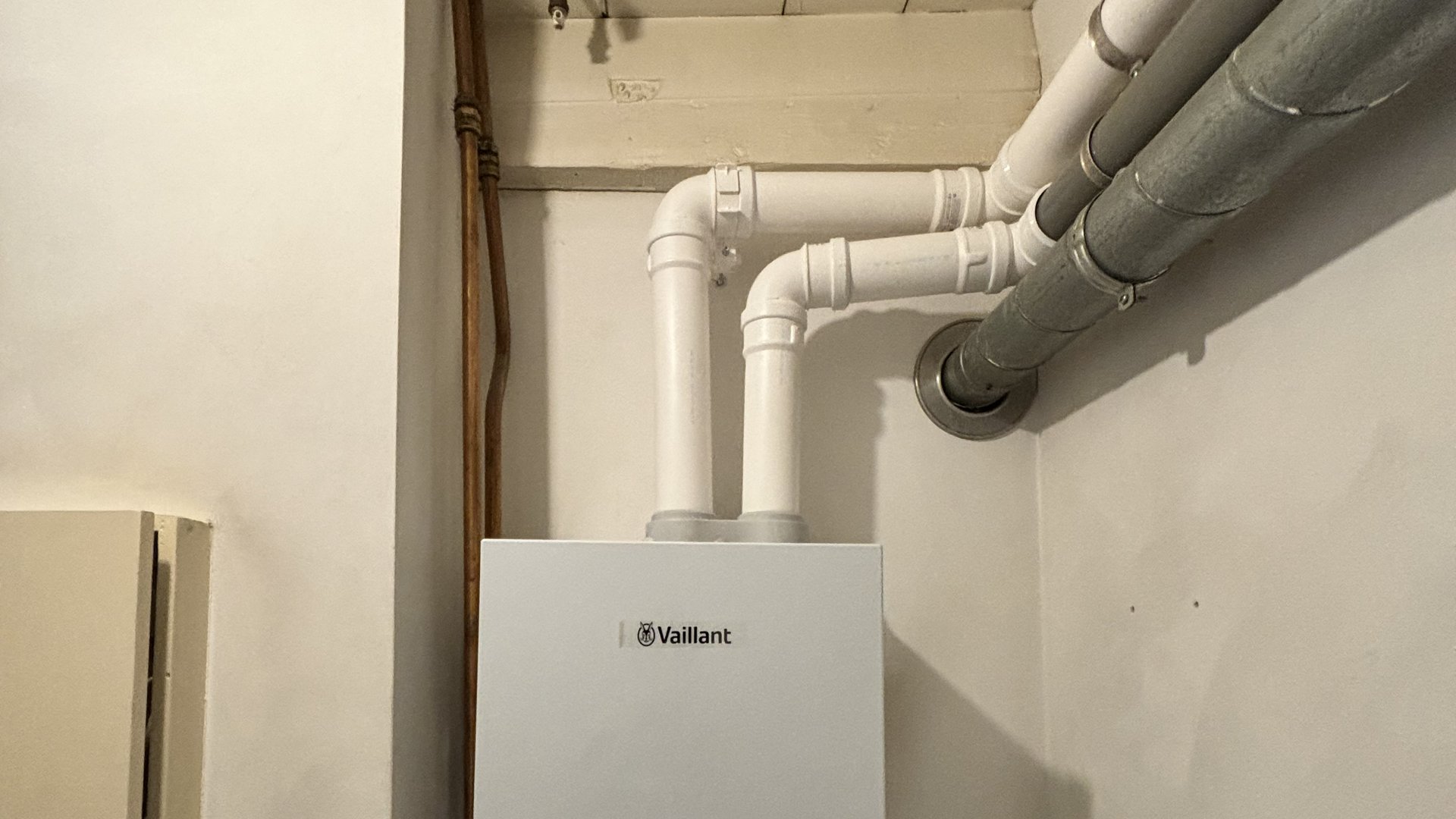 Vaillant cv-ketel overzichtsfoto in technische kast met afvoer