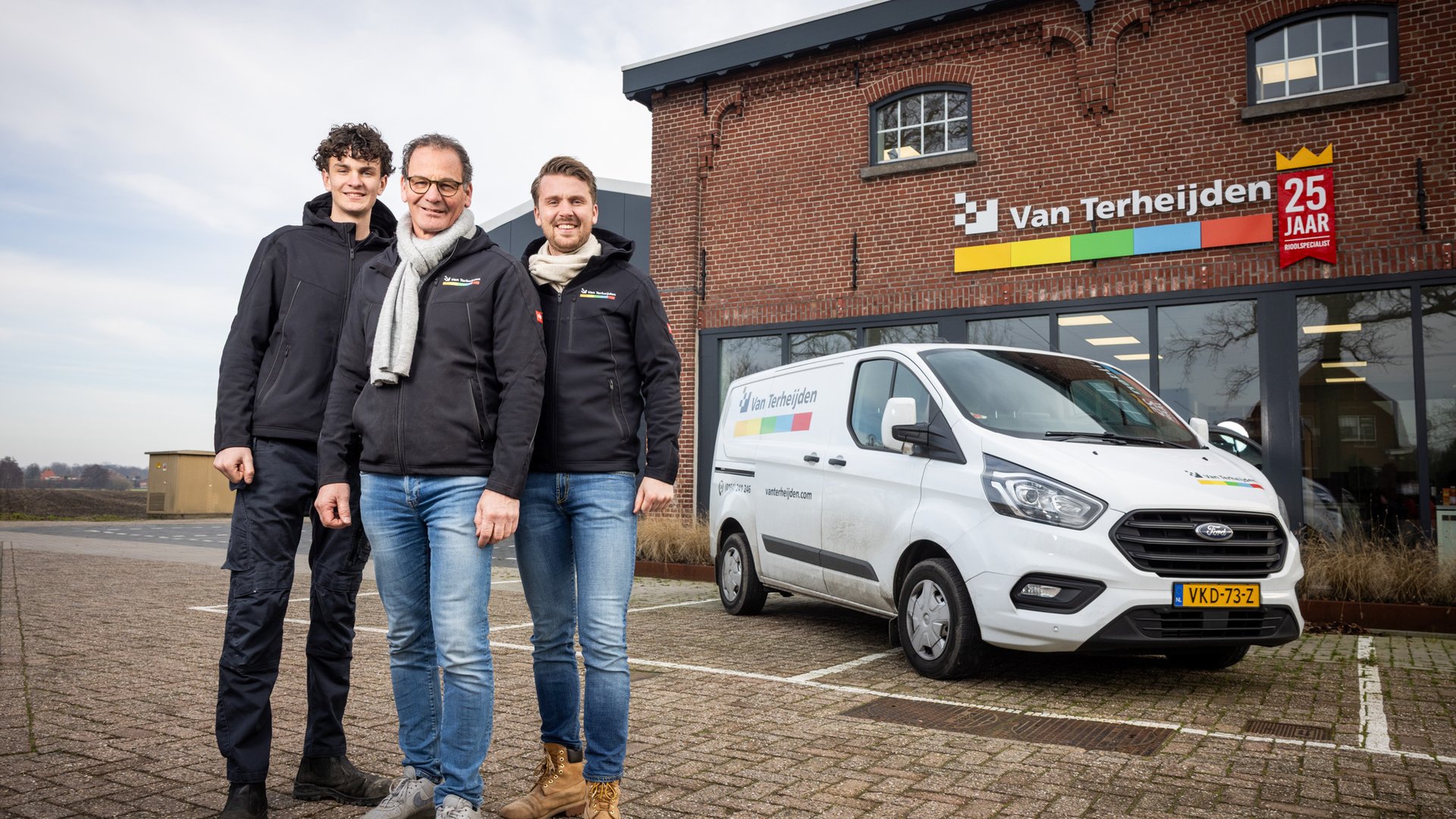 Team Van Terheijden met servicebus voor bedrijfspand, breed beeld