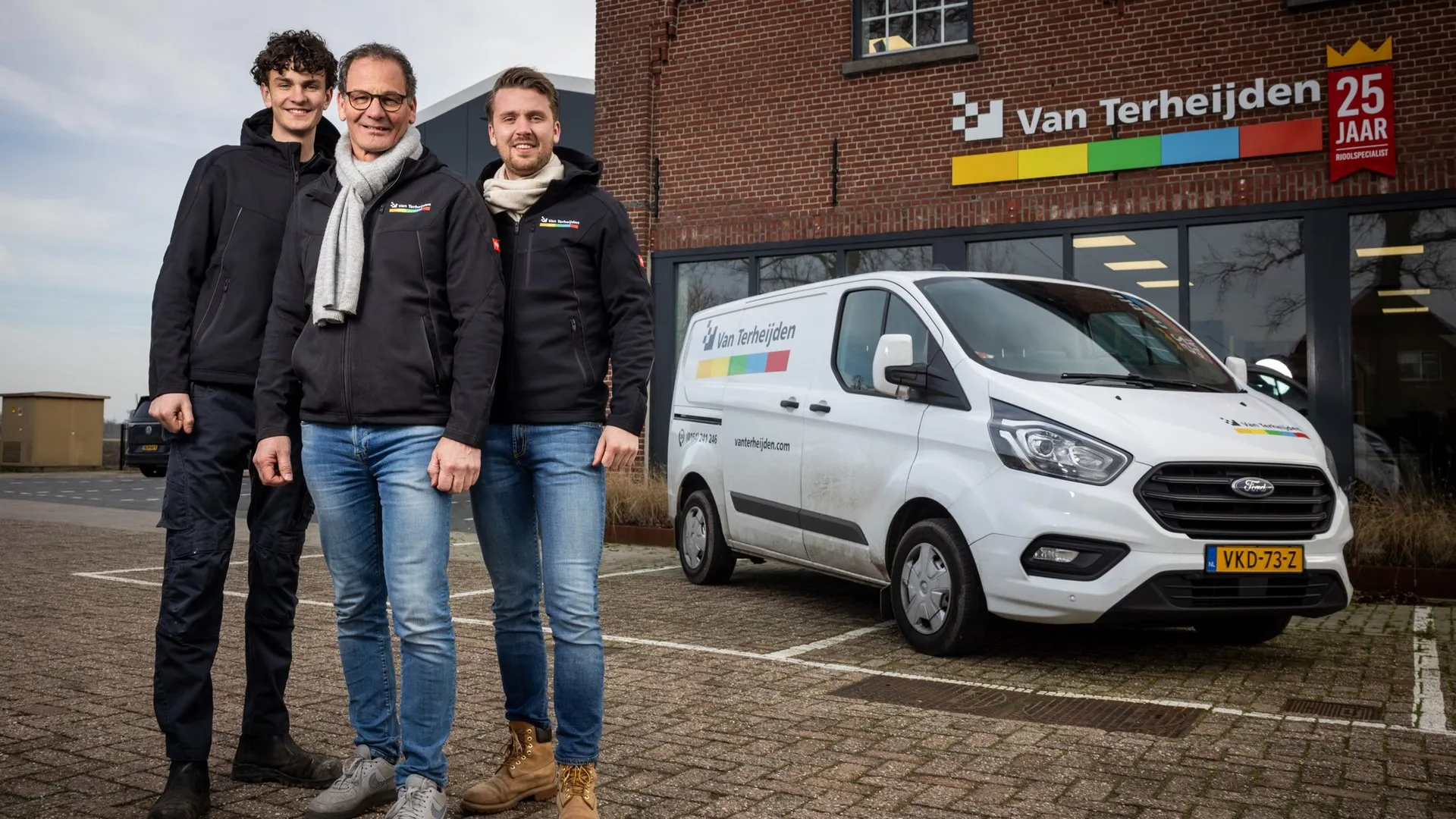 Van Terheijden team en gebrandmerkte servicebus voor bedrijf
