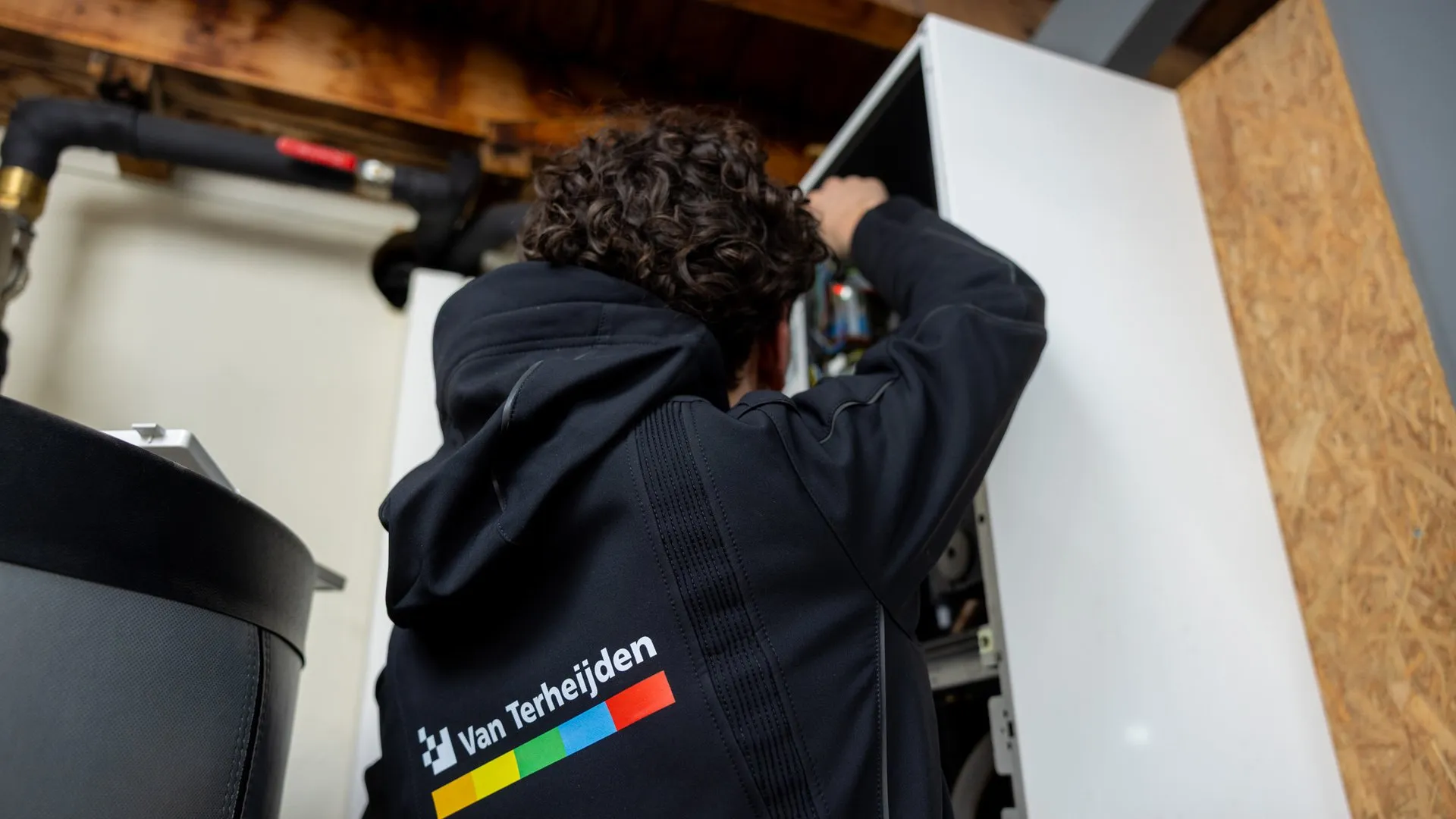Monteur van Van Terheijden werkt aan installatie van cv-ketel