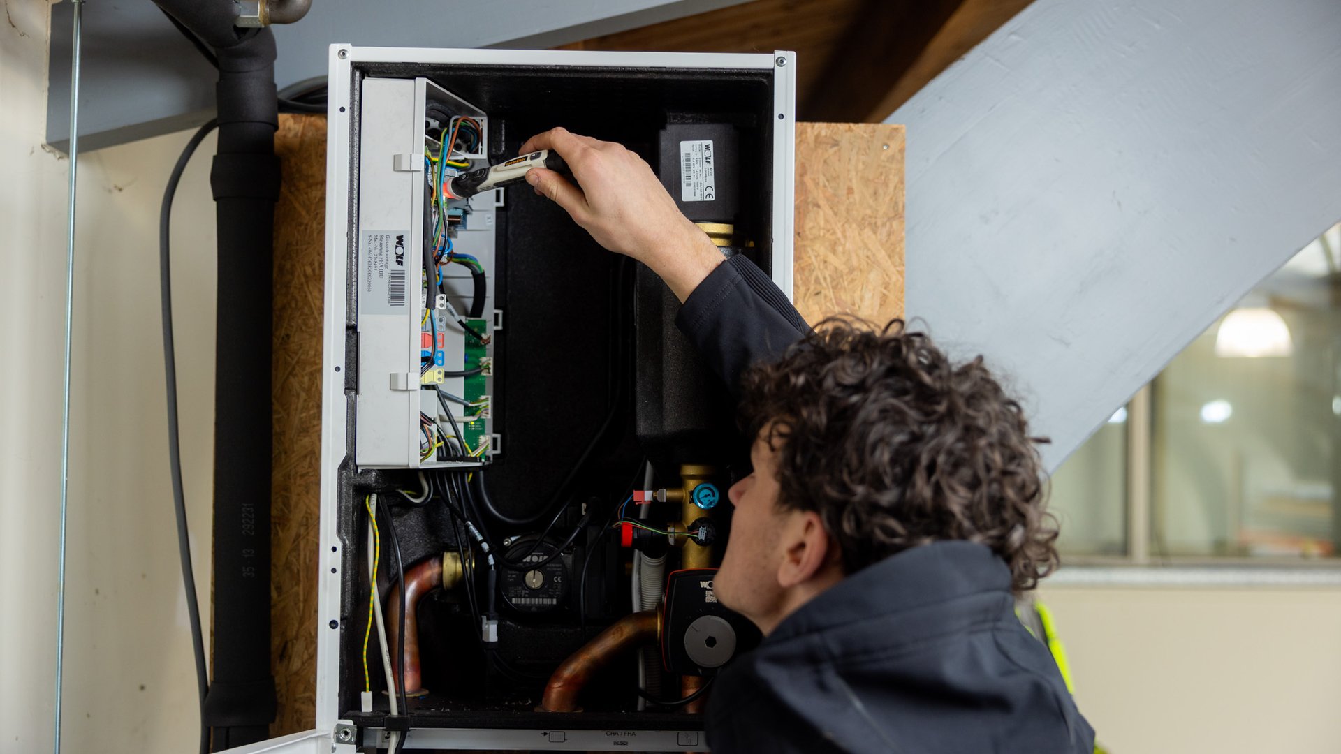 Monteur inspecteert installatie in werkplaats